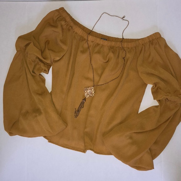 Charlotte Russe Tops - NWOT CHARLOTTE ROUSSE OFF SHOLDER TOP